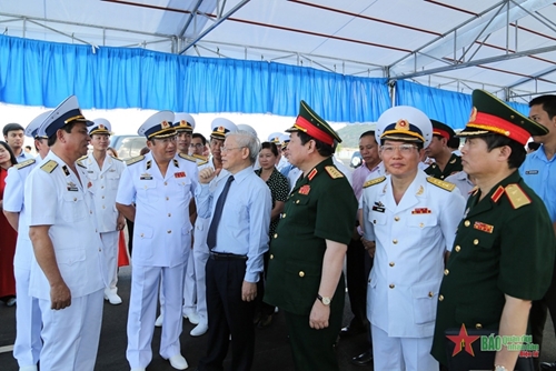 View - 	ທ່ານ ຫງວຽນຝູຈ້ອງ ເລຂາທິການໃຫຍ່ ສະຫງວນຄວາມເອົາໃຈໃສ່, ອາລົມຈິດແບບພິເສດຕໍ່ກັບທະຫານເຮືອ